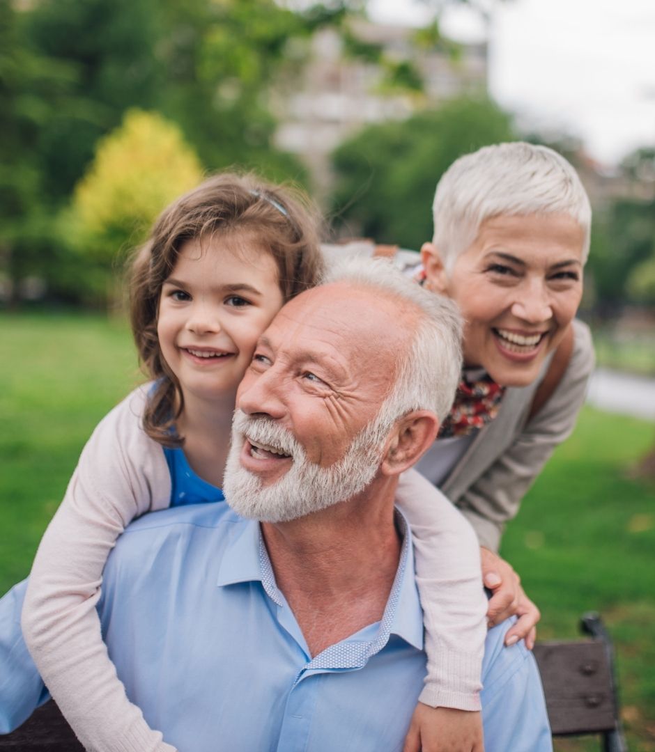 Família de várias gerações sorrindo junto, representando o cuidado que a MaisMed leva a todos os momentos